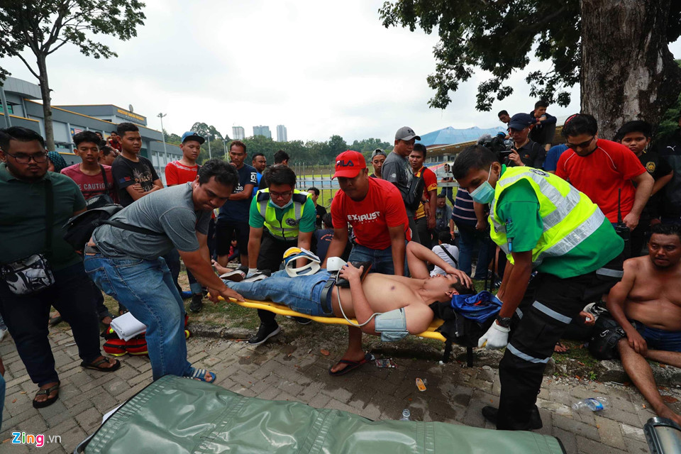 Video - Ảnh: CĐV Malaysia ngất xỉu khi xếp hàng mua vé chung kết AFF Cup