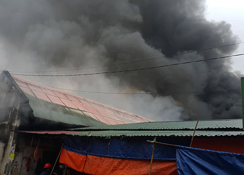 Cháy nhà kho rộng hàng nghìn mét vuông phía sau chợ Vinh