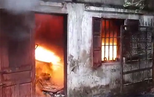 Cháy nhà kho rộng hàng nghìn mét vuông phía sau chợ Vinh