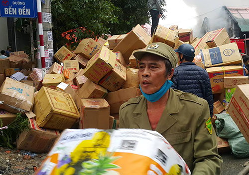 Cháy nhà kho rộng hàng nghìn mét vuông phía sau chợ Vinh