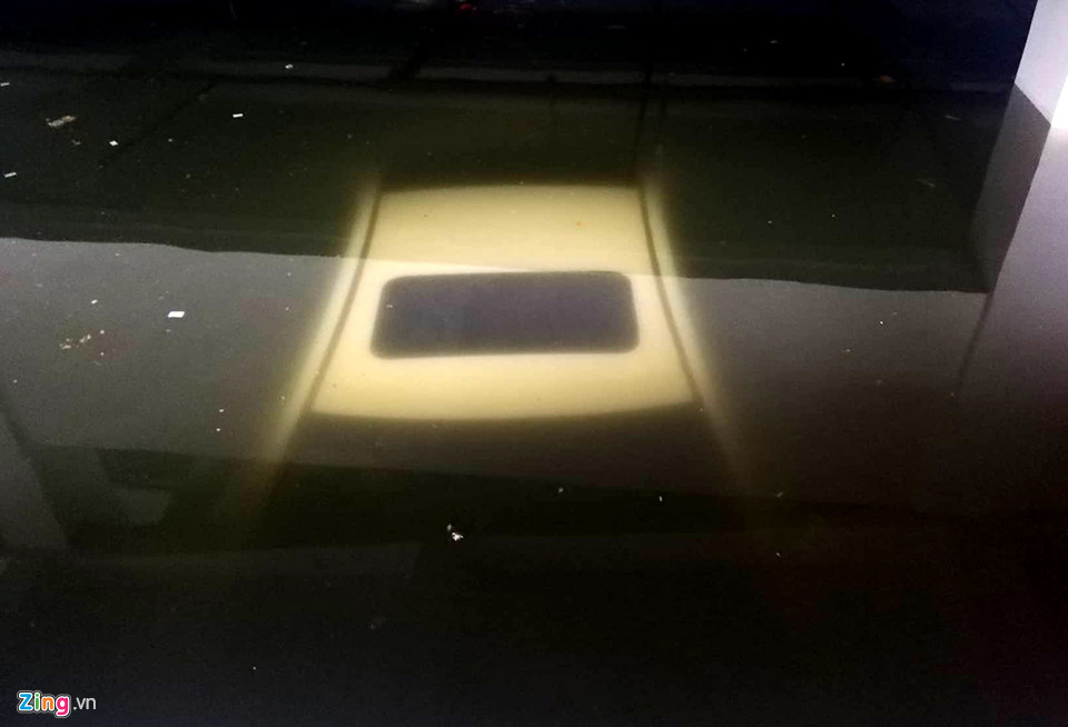 Video - Ảnh: BMW, Range Rover chìm trong hầm để xe, đại gia Đà Nẵng khóc ròng