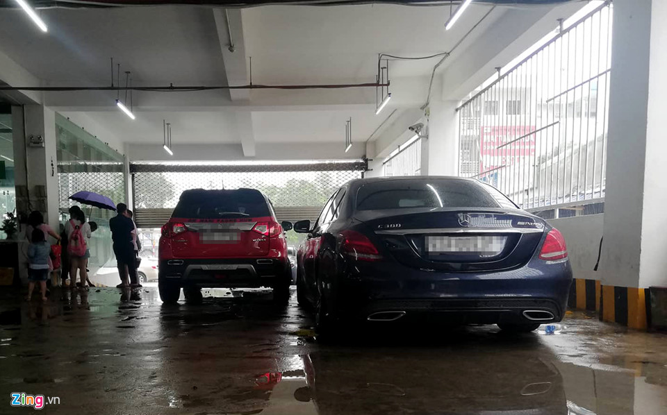 Video - Ảnh: BMW, Range Rover chìm trong hầm để xe, đại gia Đà Nẵng khóc ròng