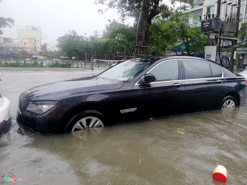 Video - Ảnh: BMW, Range Rover chìm trong hầm để xe, đại gia Đà Nẵng khóc ròng