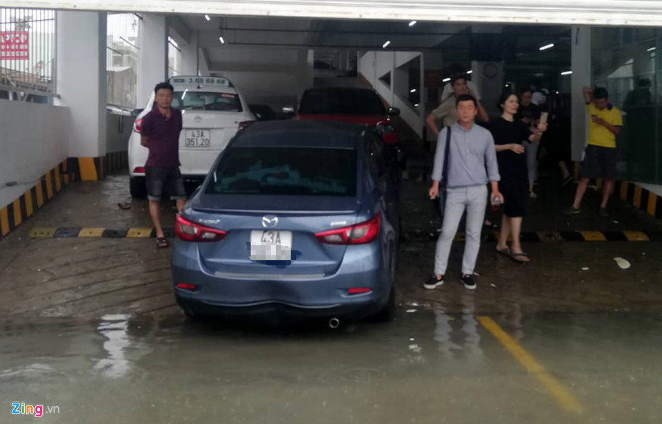 Video - Ảnh: BMW, Range Rover chìm trong hầm để xe, đại gia Đà Nẵng khóc ròng