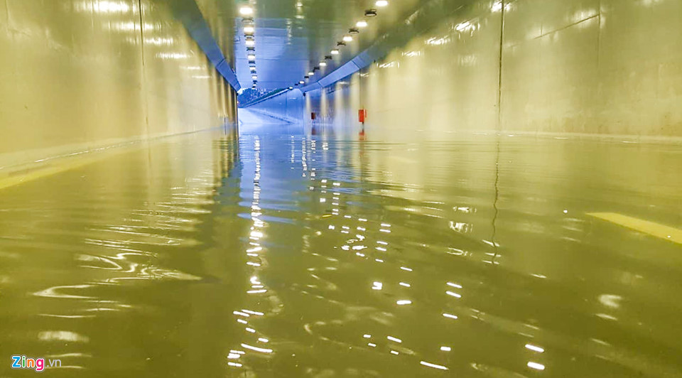 Video - Ảnh: BMW, Range Rover chìm trong hầm để xe, đại gia Đà Nẵng khóc ròng