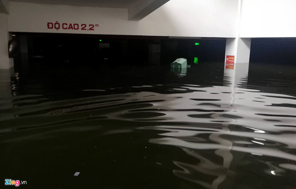 Video - Ảnh: BMW, Range Rover chìm trong hầm để xe, đại gia Đà Nẵng khóc ròng