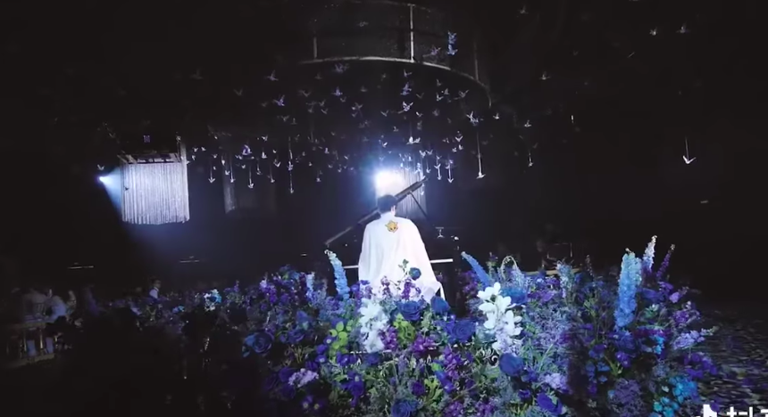 Clip đám cưới Rich Kid gây xôn xao: Đón dâu bằng trực thăng, 8 chiếc Ferrari đỏ chói theo sau hộ tống