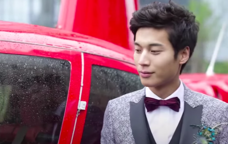 Clip đám cưới Rich Kid gây xôn xao: Đón dâu bằng trực thăng, 8 chiếc Ferrari đỏ chói theo sau hộ tống