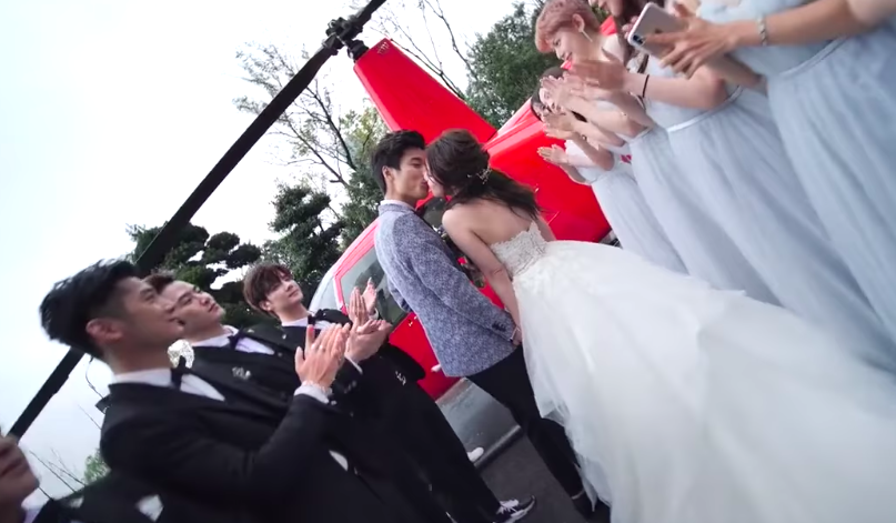 Clip đám cưới Rich Kid gây xôn xao: Đón dâu bằng trực thăng, 8 chiếc Ferrari đỏ chói theo sau hộ tống