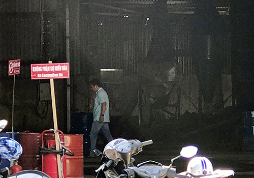 Cơ sở sang chiết xăng dầu ven Sài Gòn bốc cháy, 2 người bỏng nặng