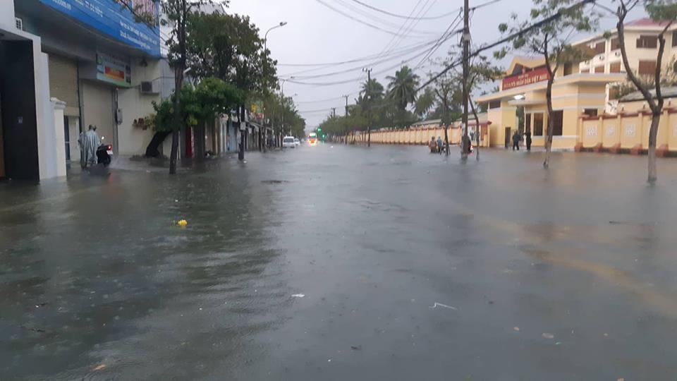 Đà Nẵng mưa cực to, ngập chưa từng có