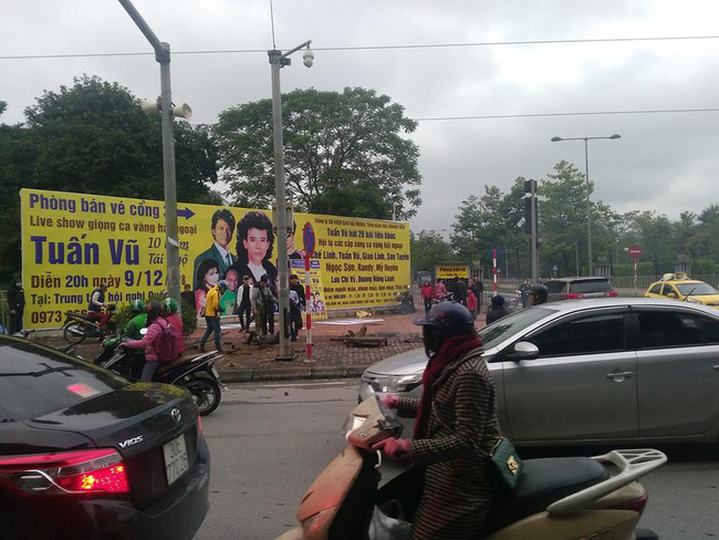 Hà Nội: Nổ bốt điện ngầm khiến 1 xe máy bị hất tung, 1 người bị cháy đen cùng 2 người bị bỏng