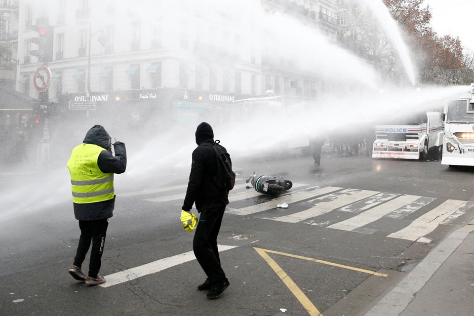 Xe bọc thép và hơi cay - Paris căng như dây đàn