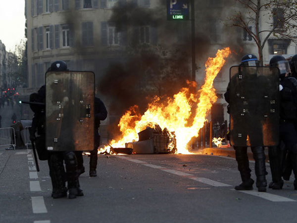 Pháp lo sợ bạo loạn thành thảm họa, bắt giữ hơn 1.700 người