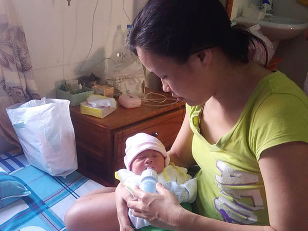 Bé trai còn dây rốn bị bỏ rơi trước cổng nhà dân