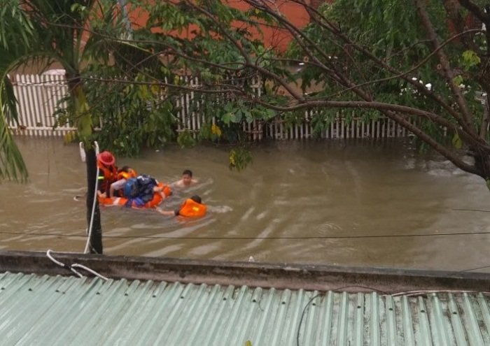 Đà Nẵng: Giải cứu 4 cô gái kẹt ở ngôi nhà chìm trong nước lụt