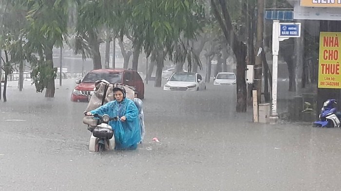 Đà Nẵng: Giải cứu 4 cô gái kẹt ở ngôi nhà chìm trong nước lụt