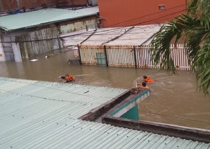 Đà Nẵng: Giải cứu 4 cô gái kẹt ở ngôi nhà chìm trong nước lụt