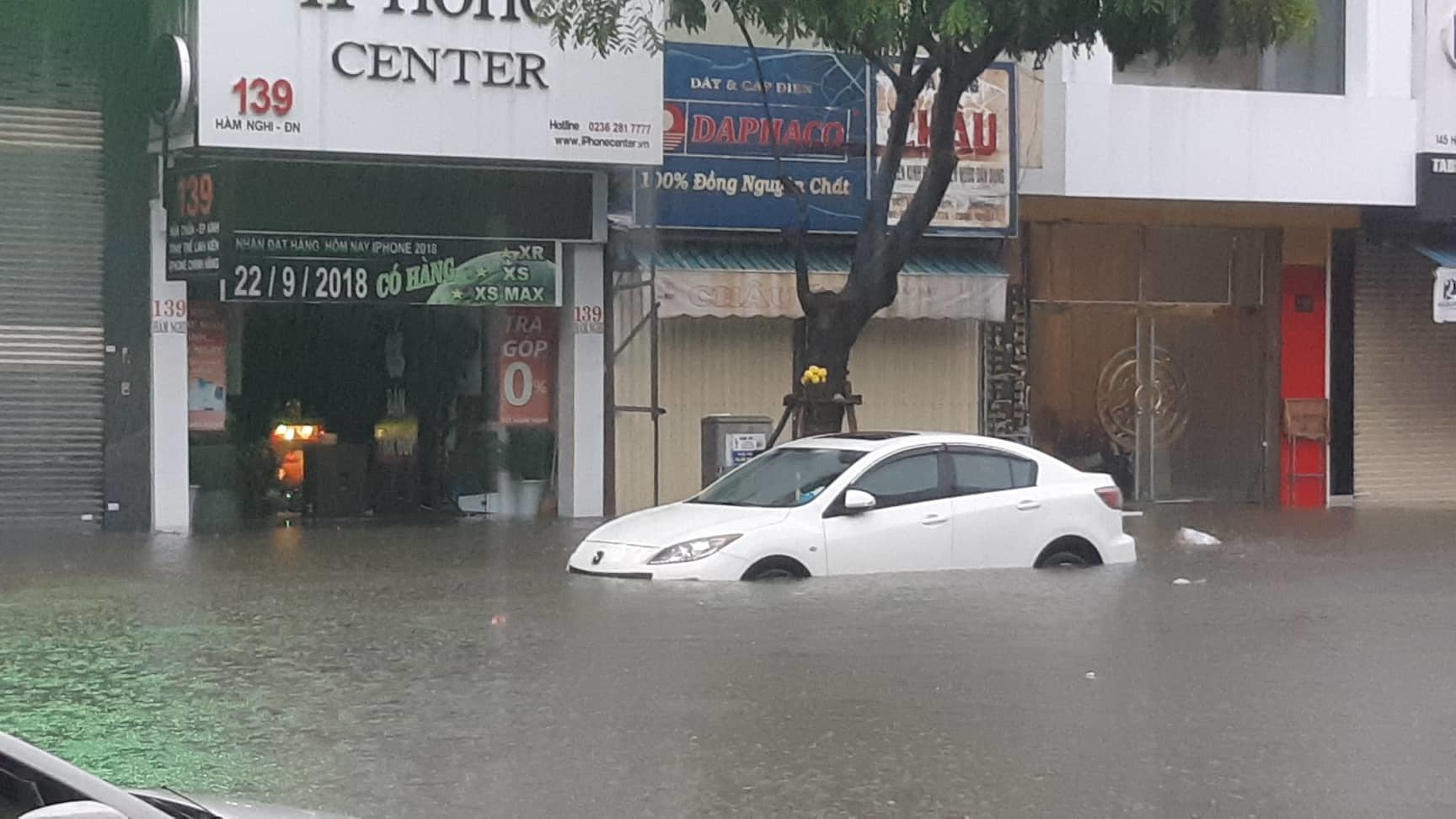 Đà Nẵng mưa cực to, ngập chưa từng có