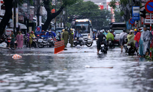 Đà Nẵng đào mương, phá đê quai để giảm ngập úng