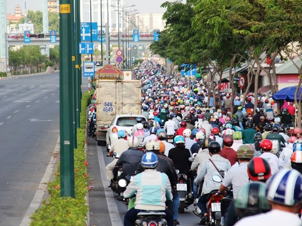 Người đi ô tô và xe máy: Tâm sự những điều đáng ghét về nhau