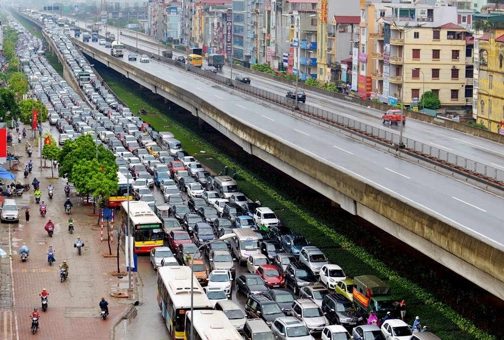 Người đi ô tô và xe máy: Tâm sự những điều đáng ghét về nhau