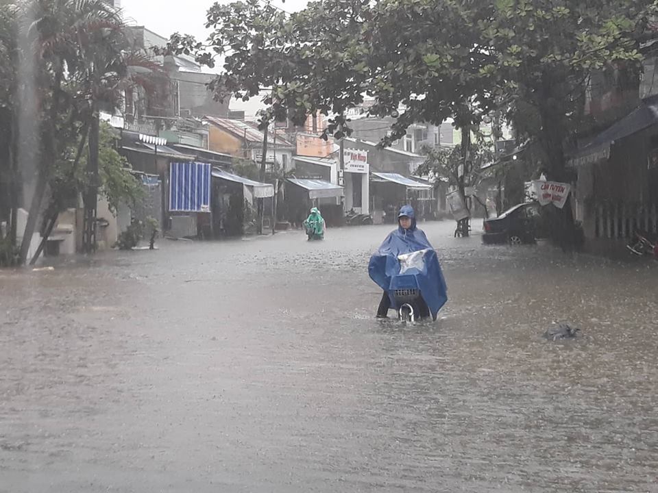 Quảng Nam mưa như thác đổ, không thấy đâu là đường đâu là bờ