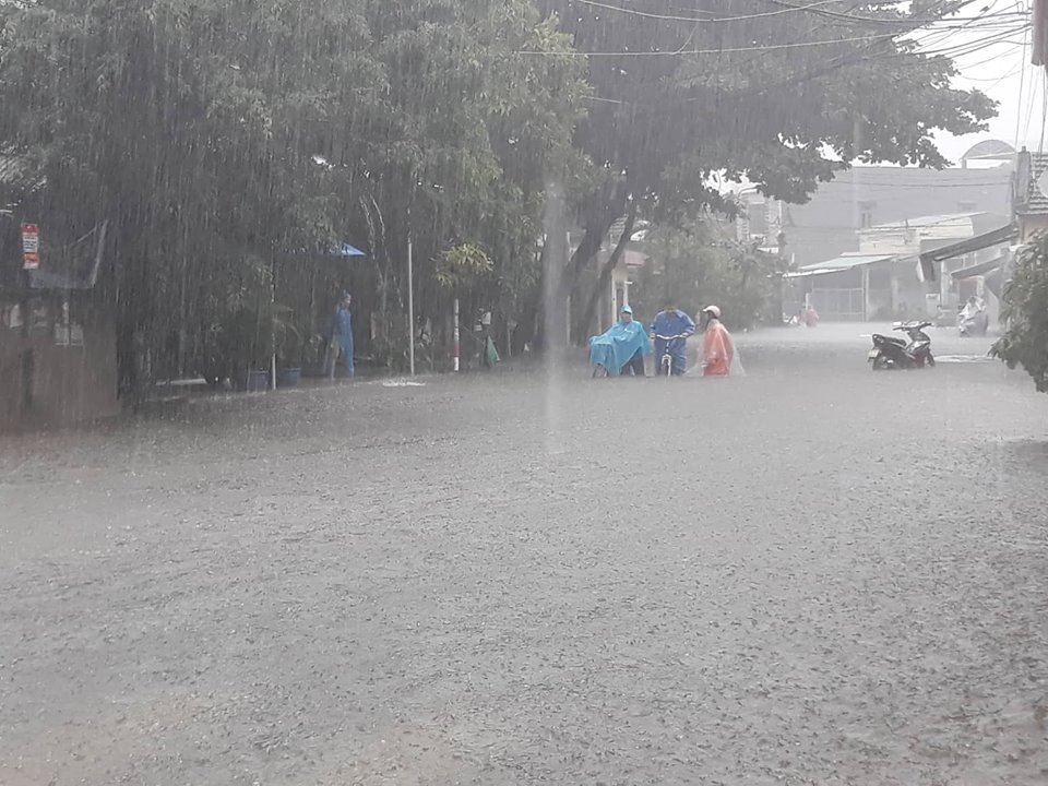 Quảng Nam mưa như thác đổ, không thấy đâu là đường đâu là bờ