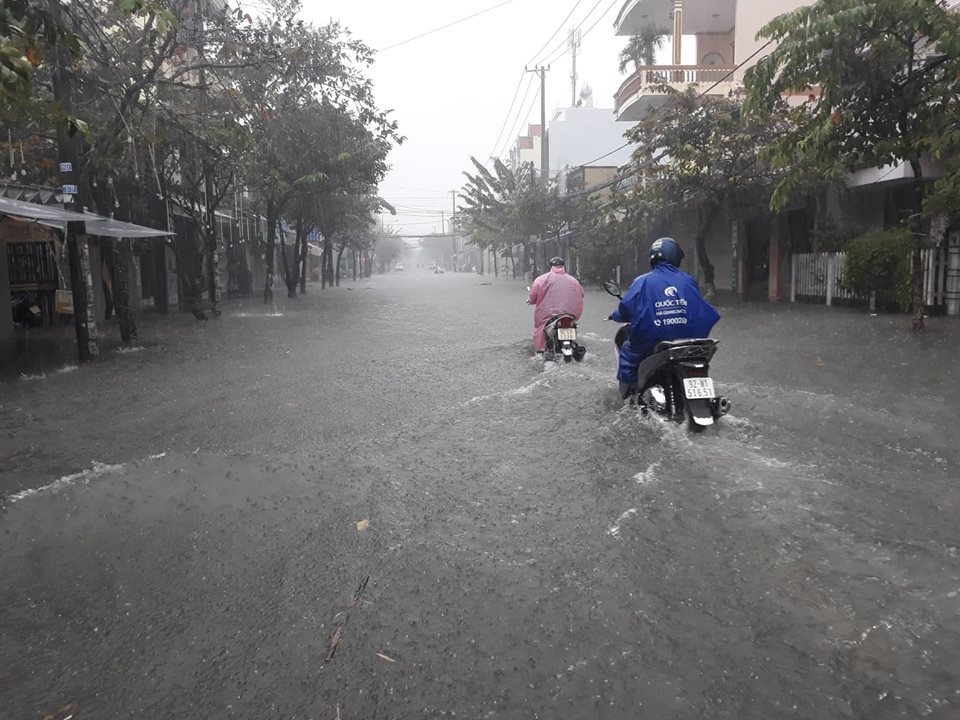 Quảng Nam mưa như thác đổ, không thấy đâu là đường đâu là bờ