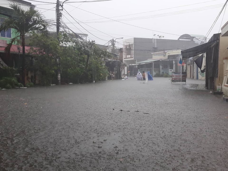 Quảng Nam mưa như thác đổ, không thấy đâu là đường đâu là bờ