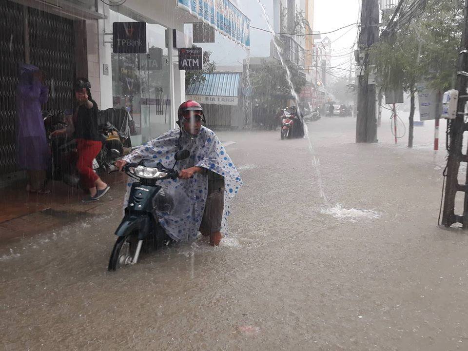 Quảng Nam mưa như thác đổ, không thấy đâu là đường đâu là bờ