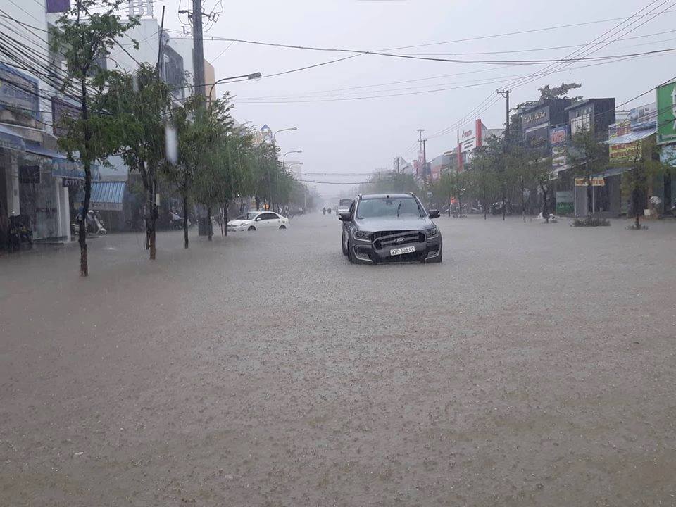 Quảng Nam mưa như thác đổ, không thấy đâu là đường đâu là bờ