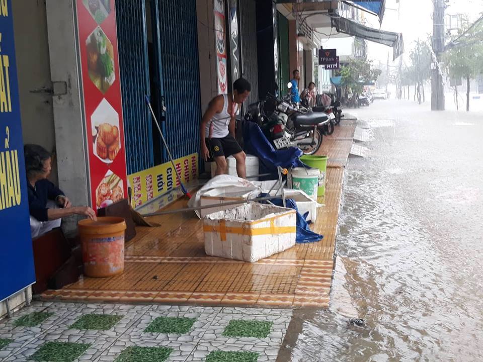 Quảng Nam mưa như thác đổ, không thấy đâu là đường đâu là bờ