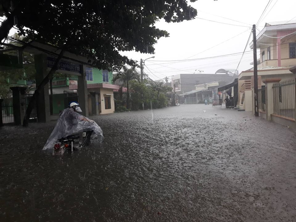 Quảng Nam mưa như thác đổ, không thấy đâu là đường đâu là bờ