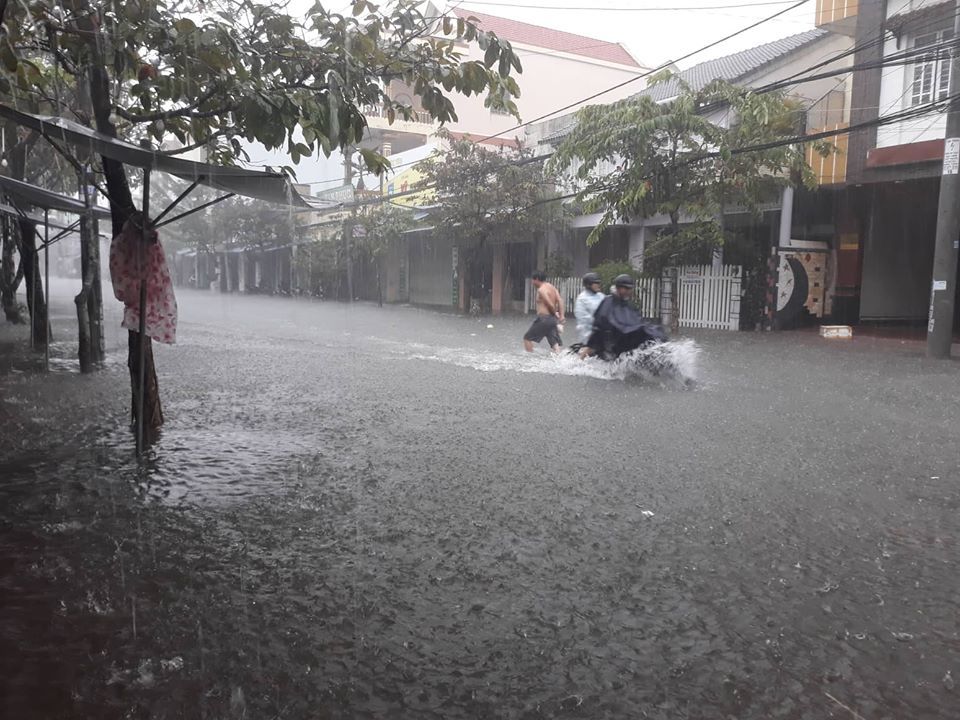 Quảng Nam mưa như thác đổ, không thấy đâu là đường đâu là bờ