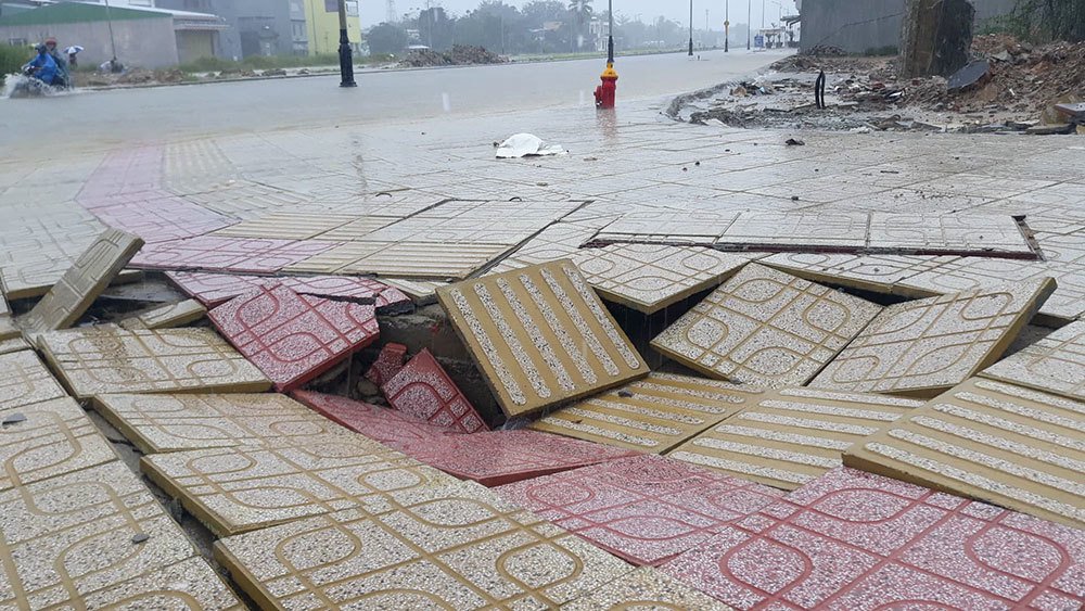 Quảng Nam mưa như thác đổ, không thấy đâu là đường đâu là bờ