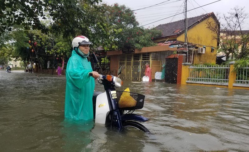 Quảng Nam mưa như thác đổ, không thấy đâu là đường đâu là bờ
