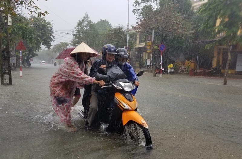 Quảng Nam mưa như thác đổ, không thấy đâu là đường đâu là bờ