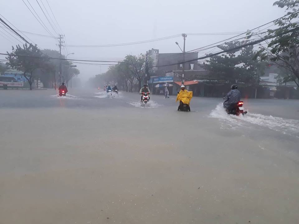 Quảng Nam mưa như thác đổ, không thấy đâu là đường đâu là bờ
