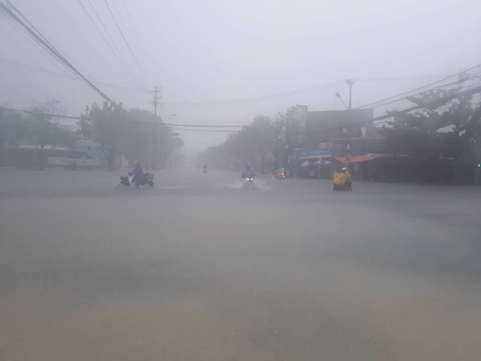 Quảng Nam mưa như thác đổ, không thấy đâu là đường đâu là bờ