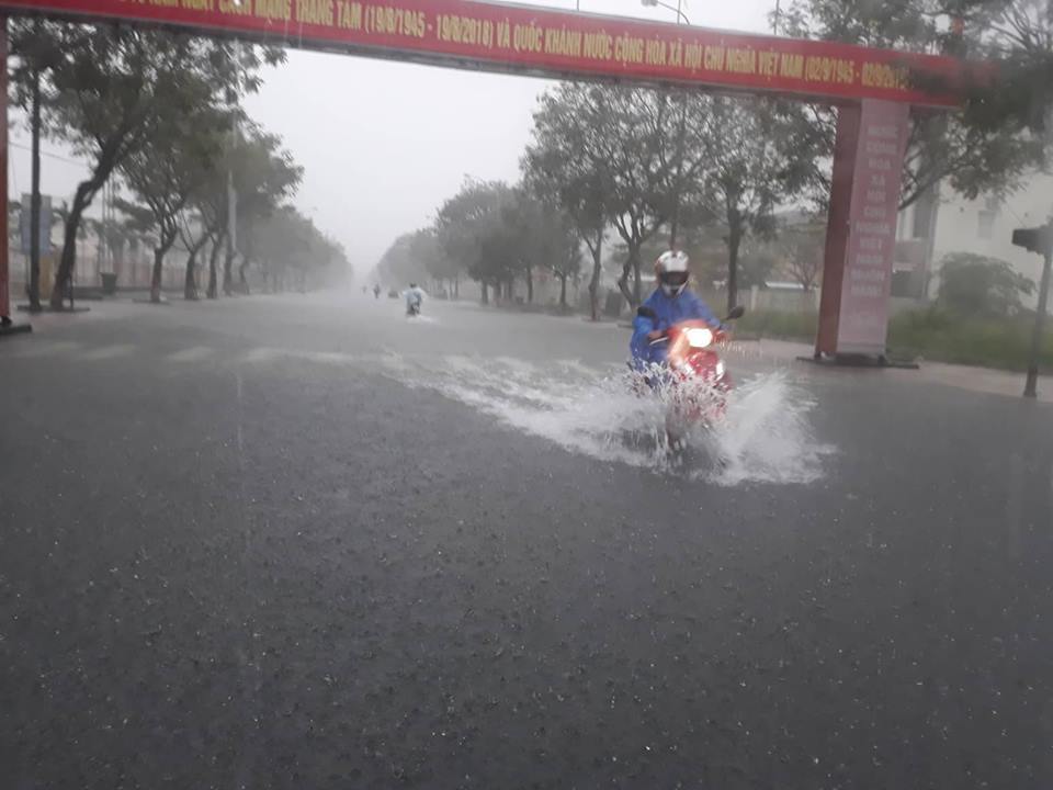 Quảng Nam mưa như thác đổ, không thấy đâu là đường đâu là bờ