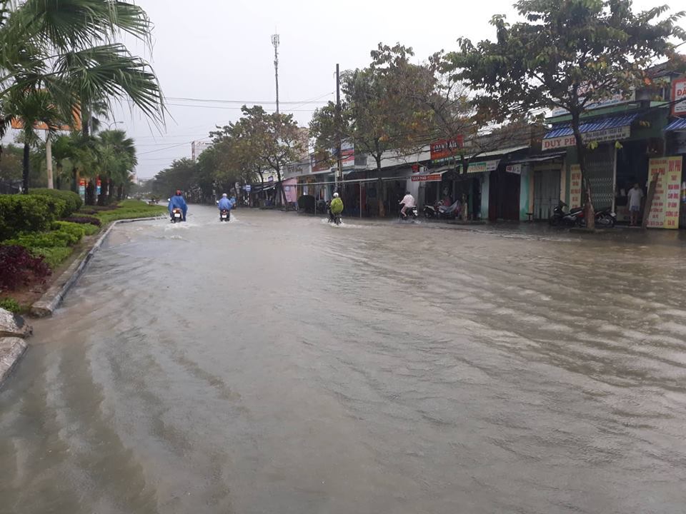 Quảng Nam mưa như thác đổ, không thấy đâu là đường đâu là bờ