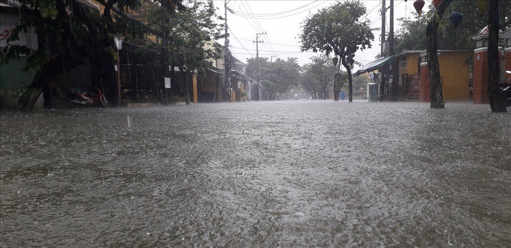 Quảng Nam mưa như thác đổ, không thấy đâu là đường đâu là bờ