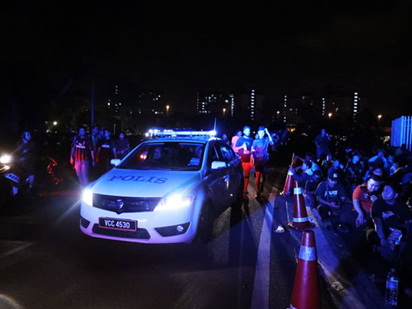 Không mua được vé online, CĐV Malaysia bức xúc báo cảnh sát