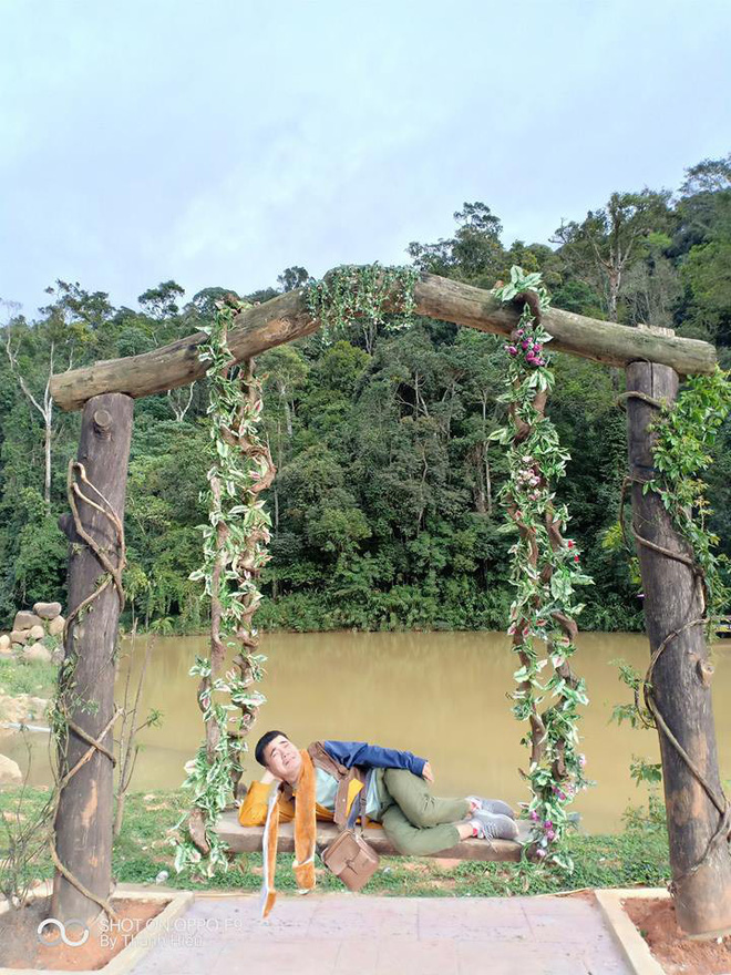 Nhân vật chính trong bộ ảnh khóc trôi cả Đà Lạt bị bạn bè doạ unfriend vì cứ lên Facebook là thấy mặt mếu