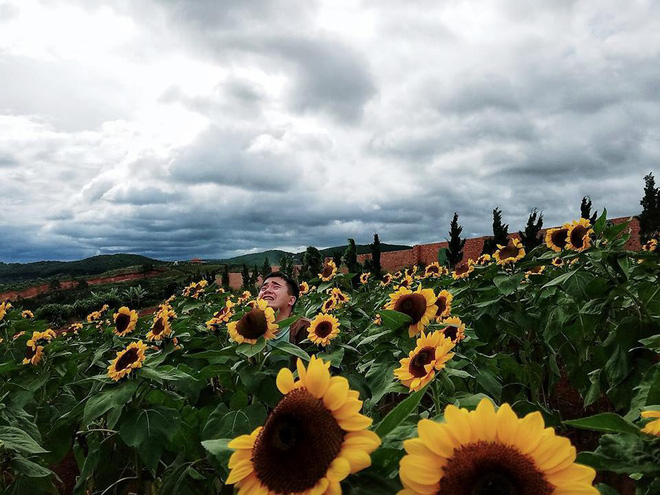 Nhân vật chính trong bộ ảnh khóc trôi cả Đà Lạt bị bạn bè doạ unfriend vì cứ lên Facebook là thấy mặt mếu