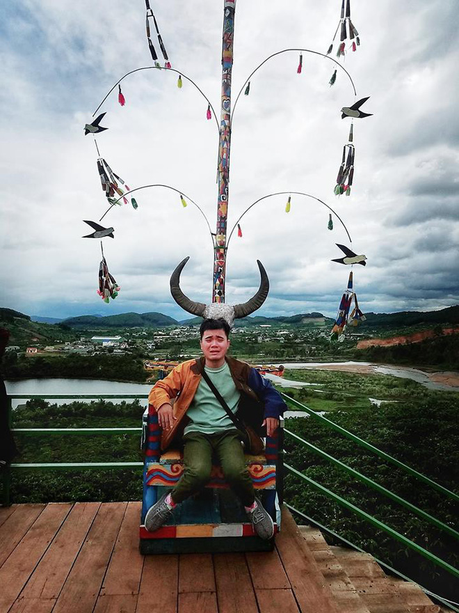 Nhân vật chính trong bộ ảnh khóc trôi cả Đà Lạt bị bạn bè doạ unfriend vì cứ lên Facebook là thấy mặt mếu