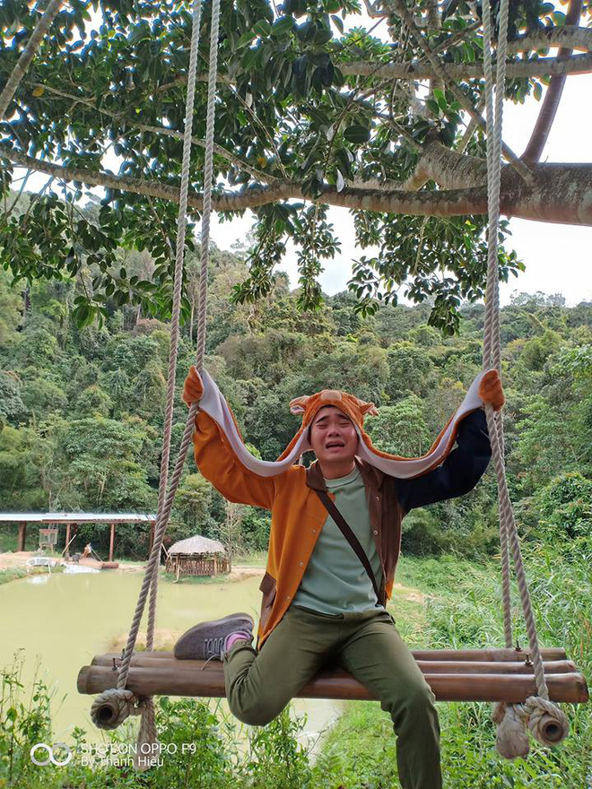 Nhân vật chính trong bộ ảnh khóc trôi cả Đà Lạt bị bạn bè doạ unfriend vì cứ lên Facebook là thấy mặt mếu