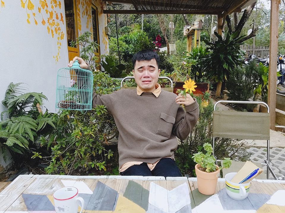 Nhân vật chính trong bộ ảnh khóc trôi cả Đà Lạt bị bạn bè doạ unfriend vì cứ lên Facebook là thấy mặt mếu