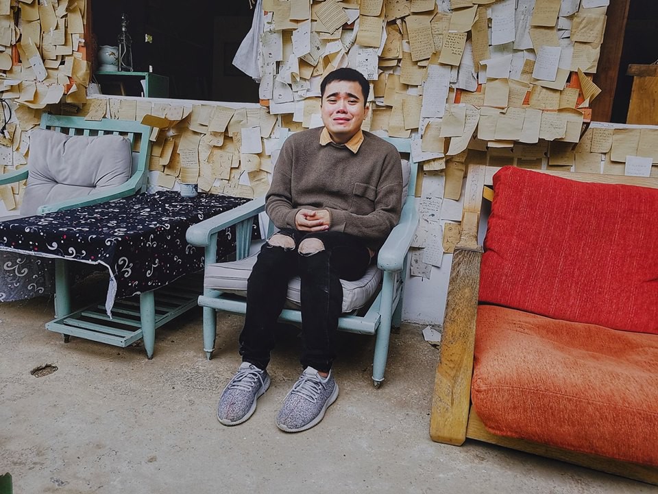 Nhân vật chính trong bộ ảnh khóc trôi cả Đà Lạt bị bạn bè doạ unfriend vì cứ lên Facebook là thấy mặt mếu